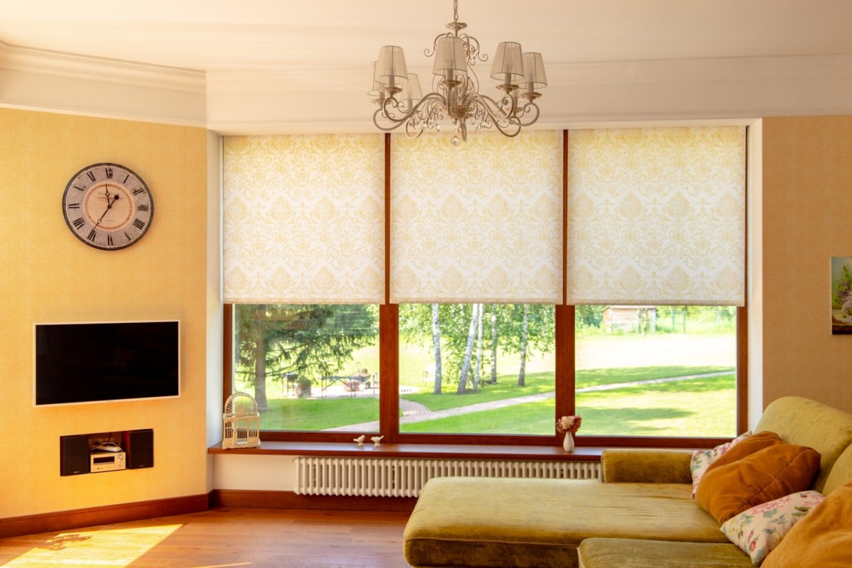 Рольшторы на панорамные окна в деревянном