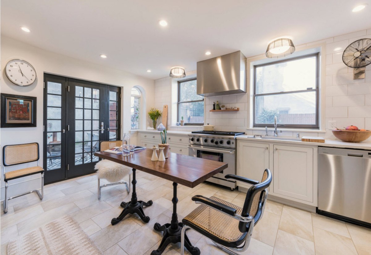 Интерьер линейной кухни в частном доме