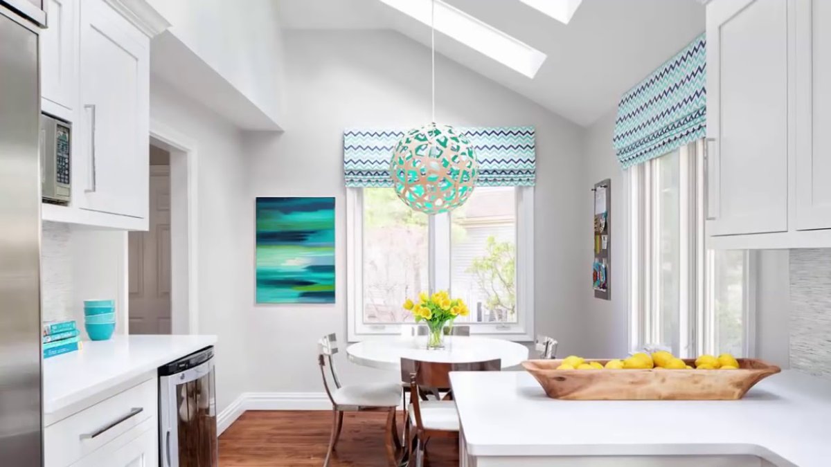 Маленькая кухня с двумя окнами