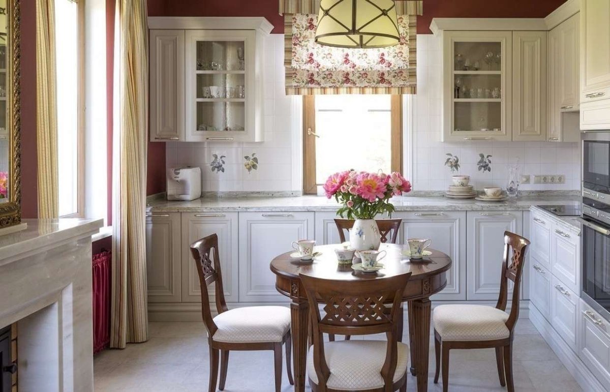 Кухня с двумя окнами