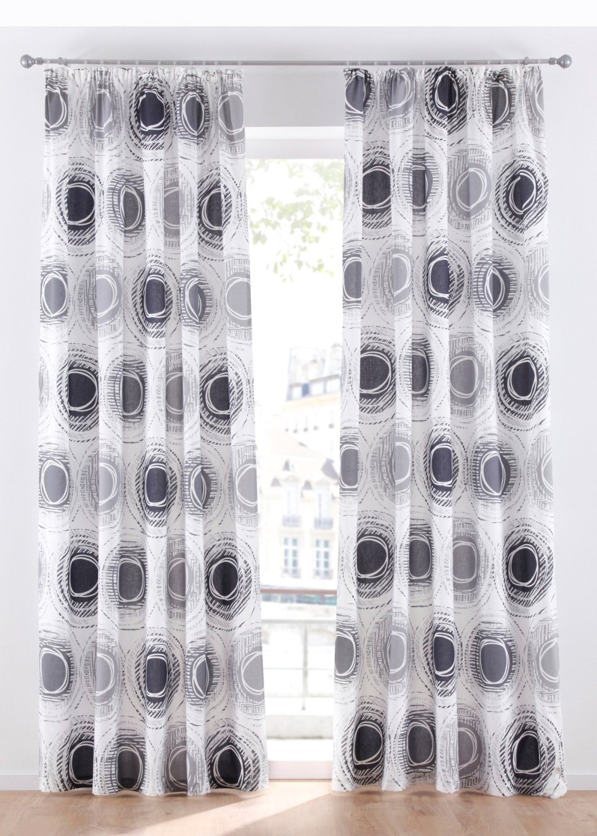 Тюль с черными кругами