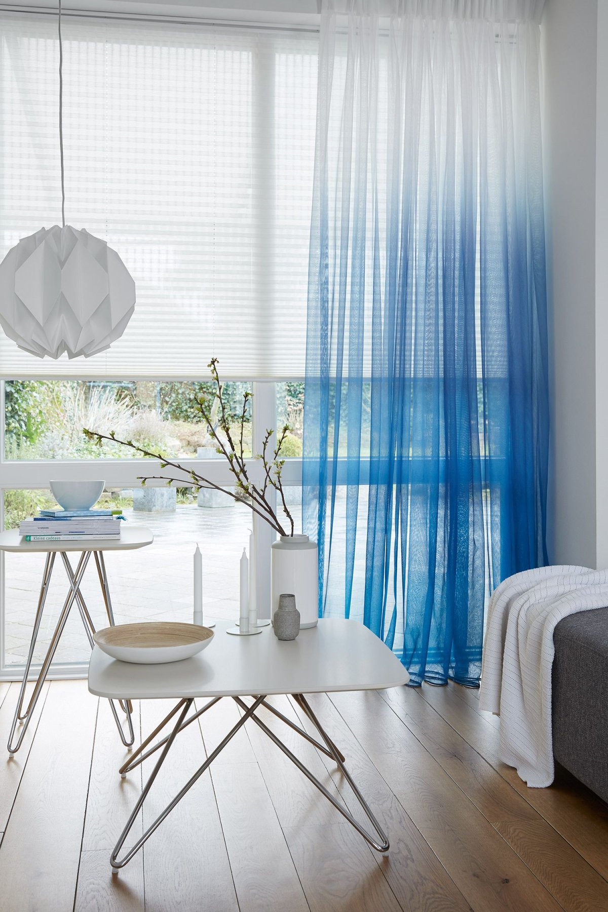 Синяя тюль на кухне