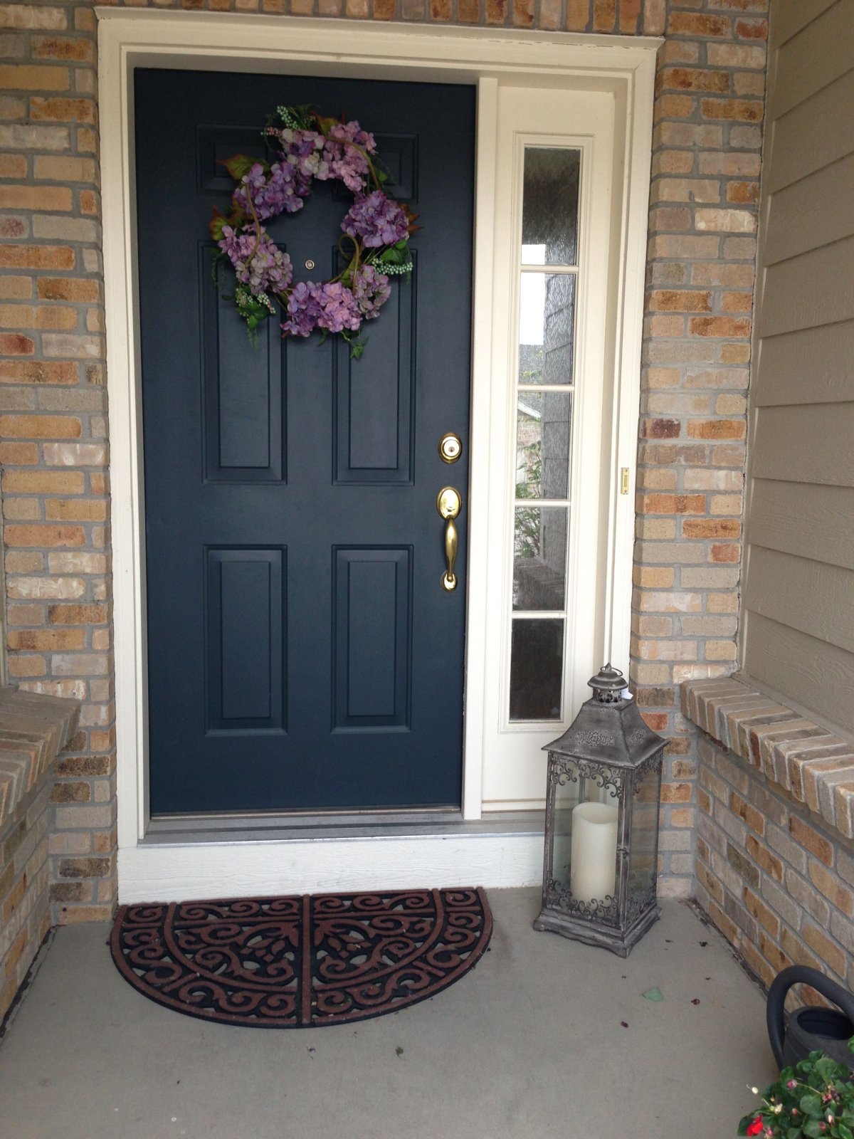 Окно над входной дверью