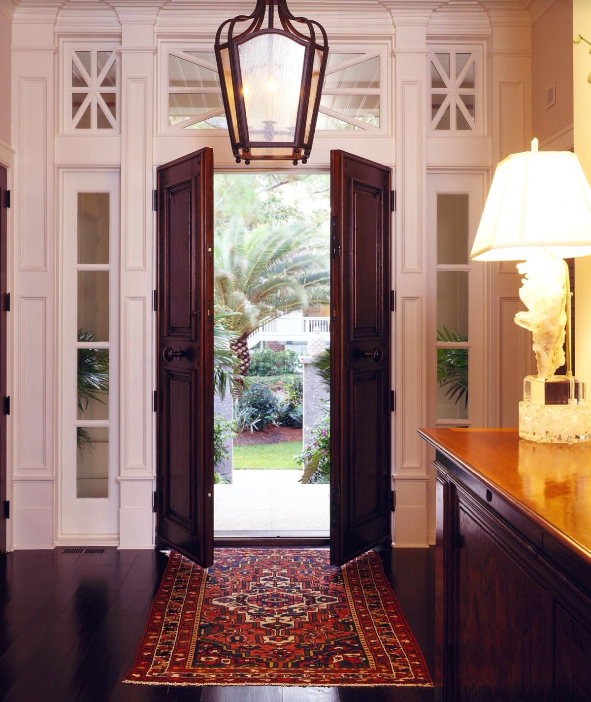 Прихожая в колониальном стиле