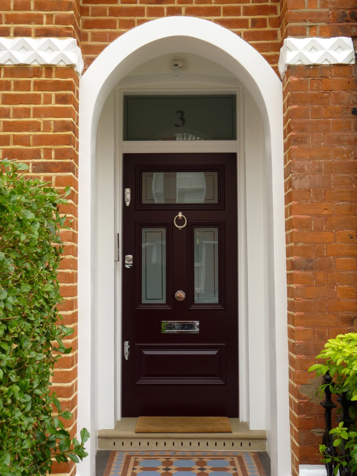 Дверь и крыльцо на стене