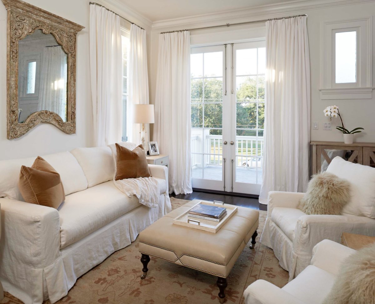 Светлые шторы в интерьере