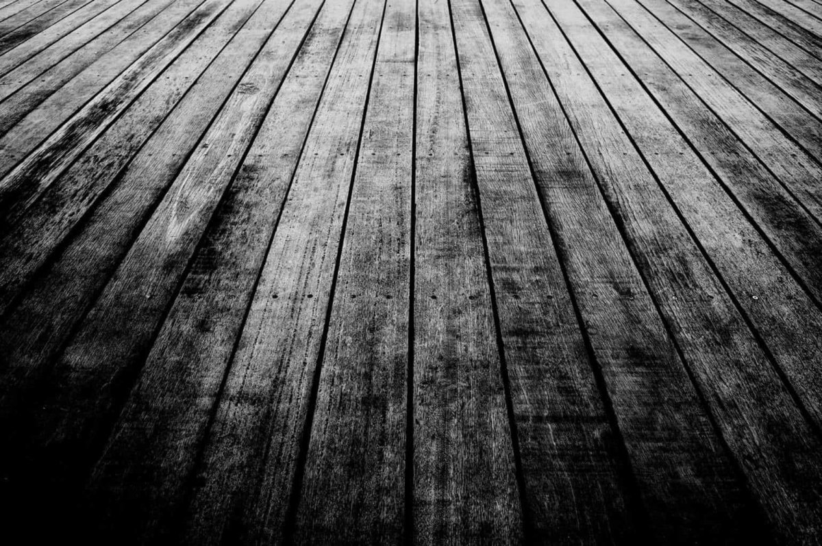 Деревянный стол в перспективе