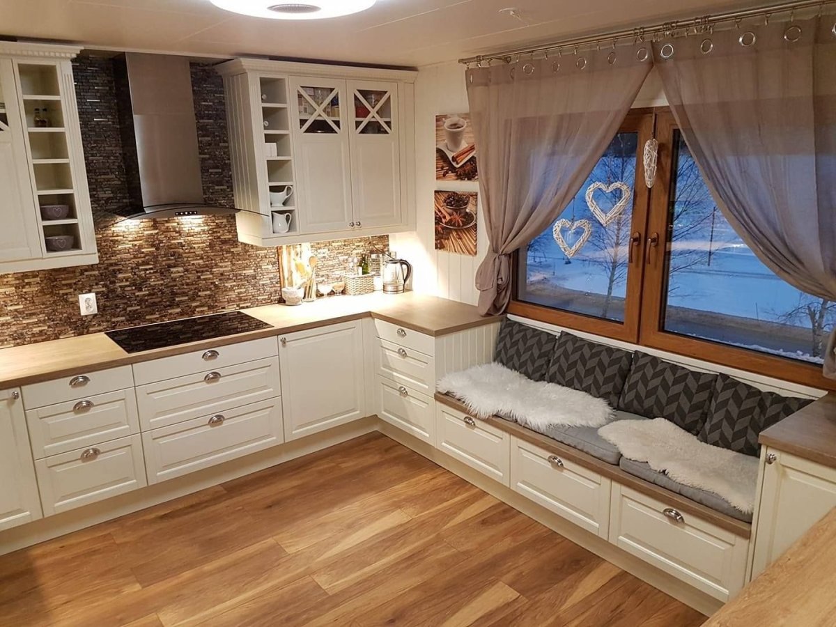 Кухня под окном