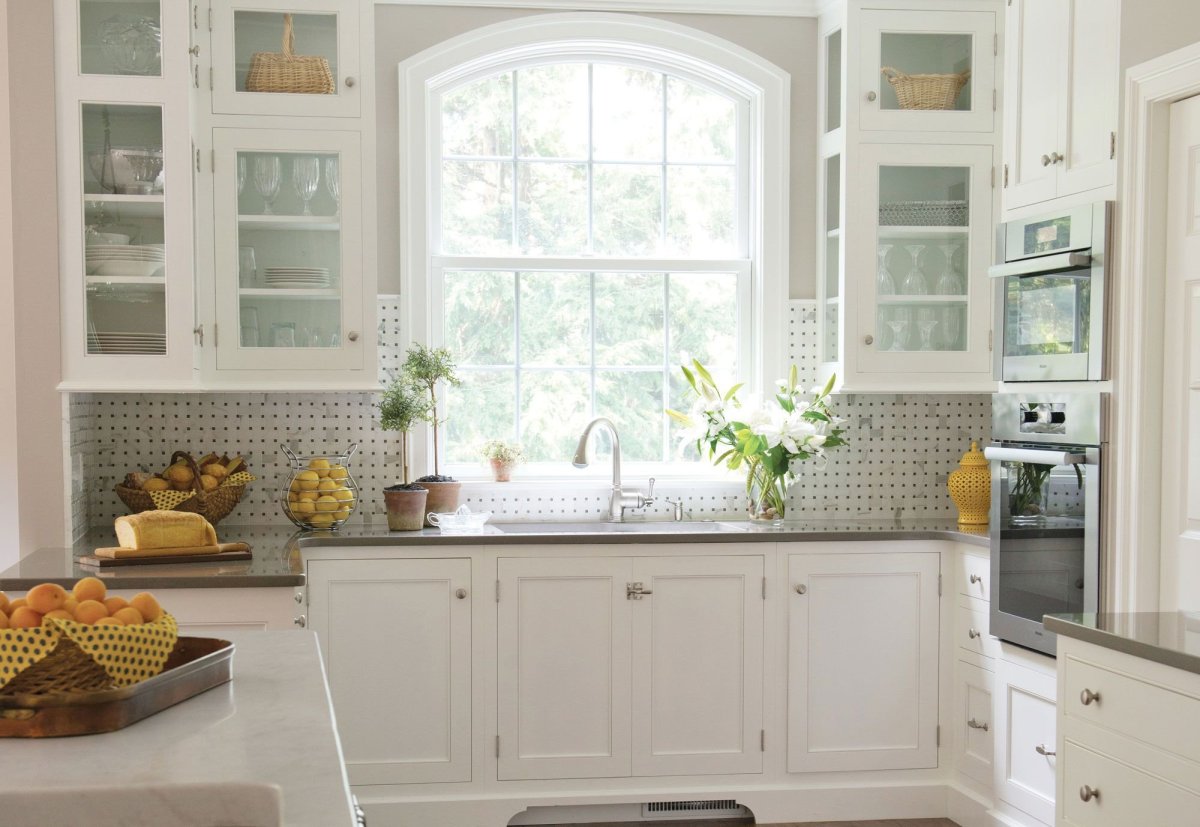 Кухня с окном в рабочей зоне