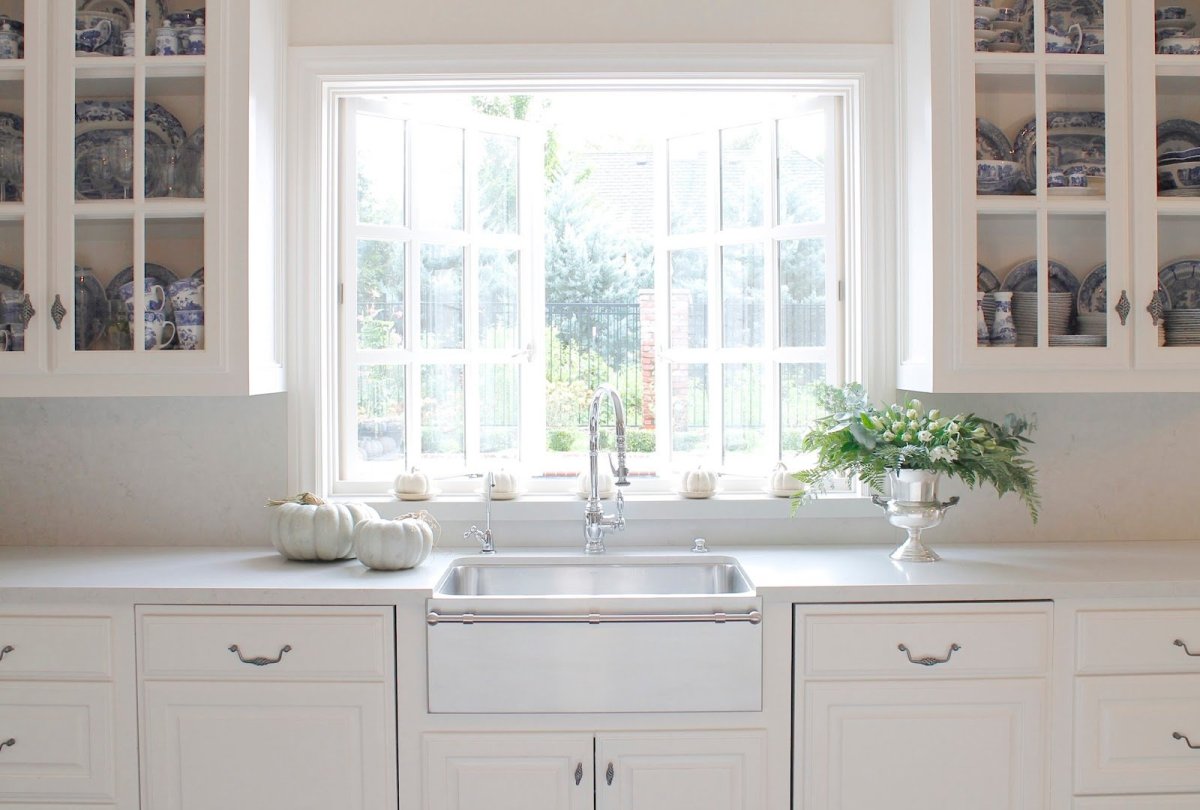 Кухонный гарнитур с раковиной у окна