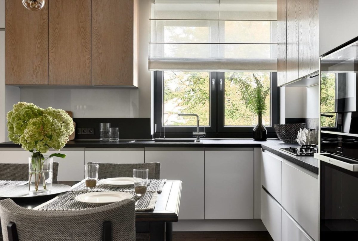 Кухня с мойкой у окна