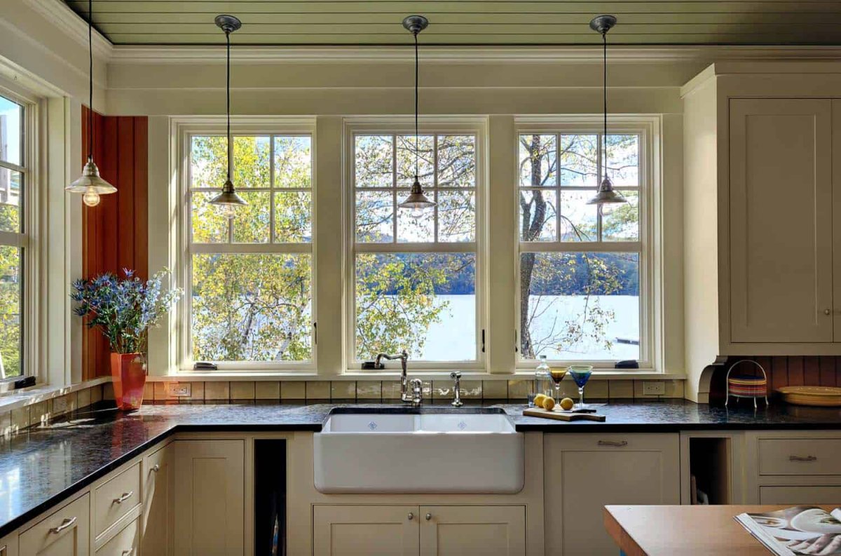 Кухня с окном в частном доме