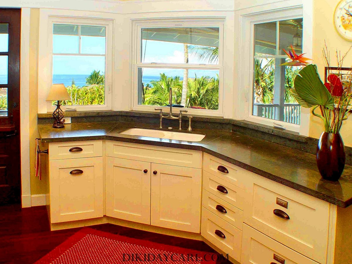 Кухонный гарнитур с окном