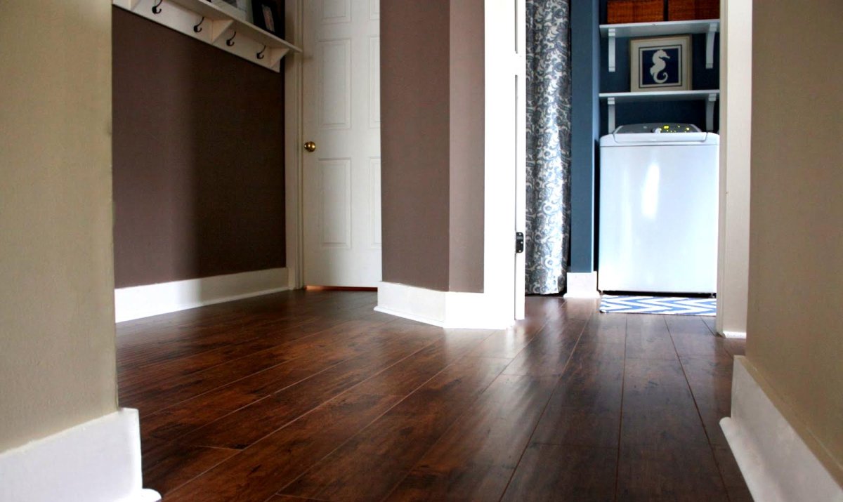 Темный ламинат и белый плинтус