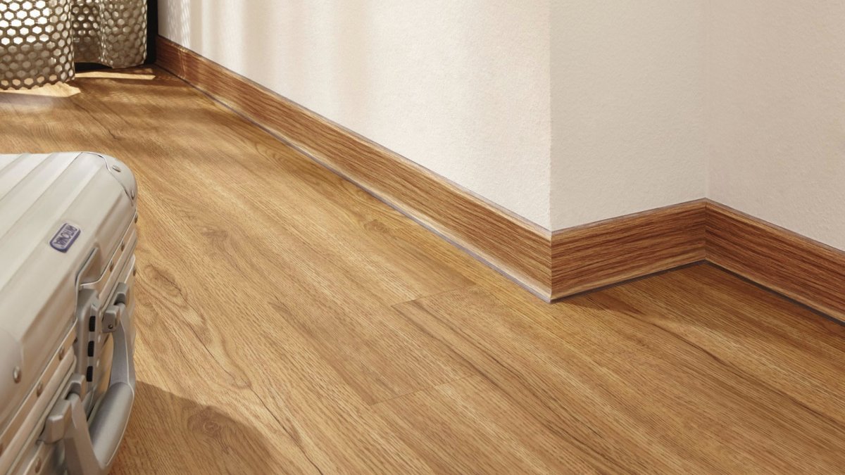 ПВХ плинтус Vynaflex Wood Skirting