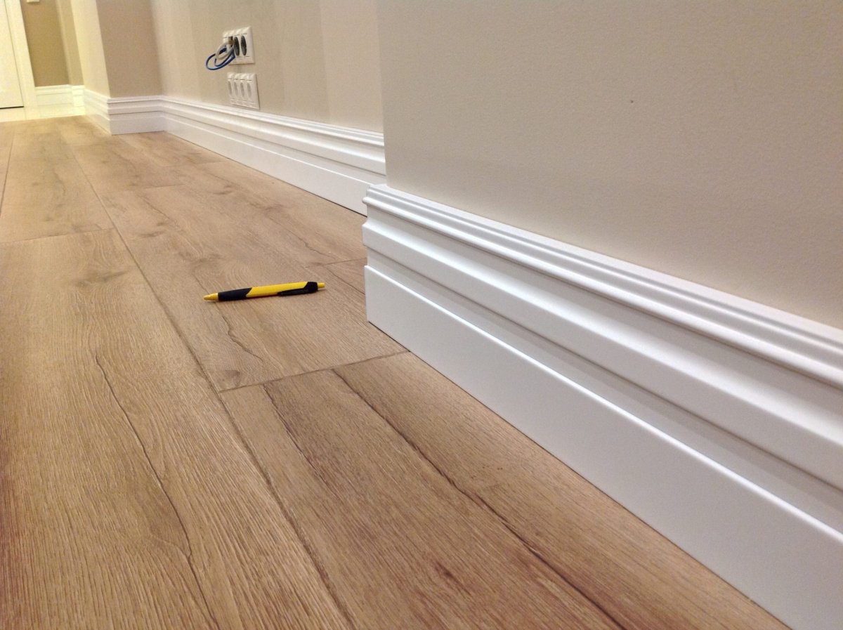 Плинтус под ламинат