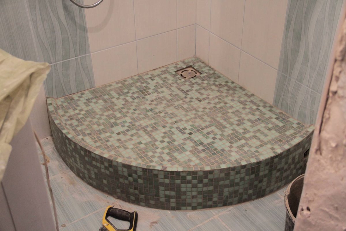 Душевой поддон из мозаики