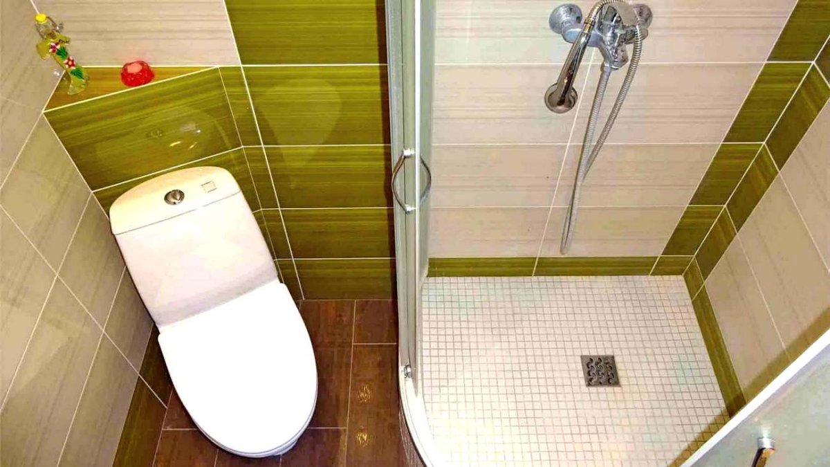 Маленький санузел с душевым поддоном