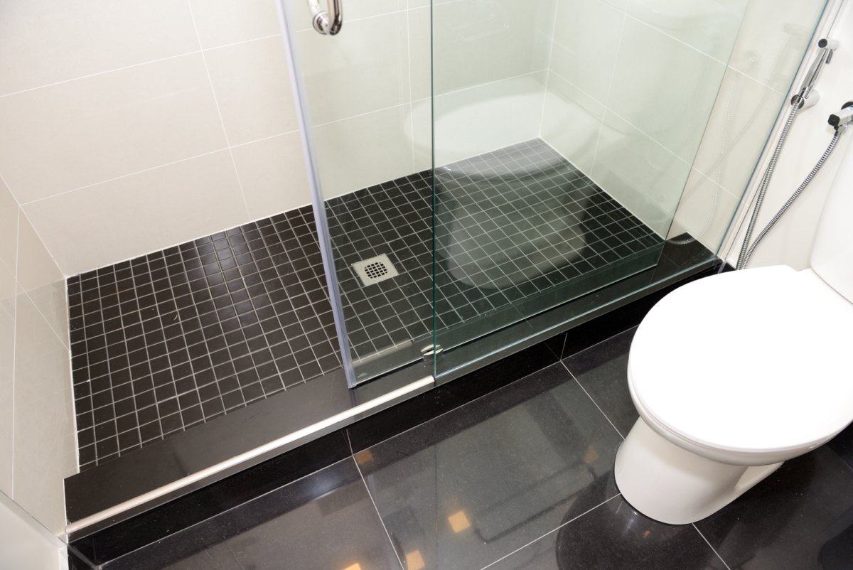 Душевой поддон из белой плитки