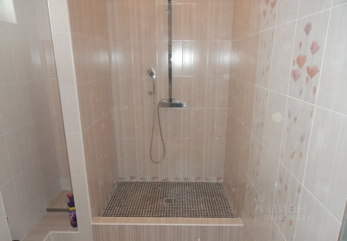 Поддон из кафеля в ванной