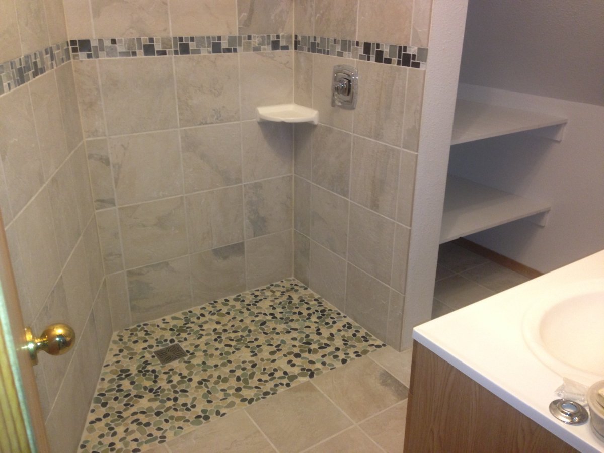 Ванная комната с поддоном для душа из плитки