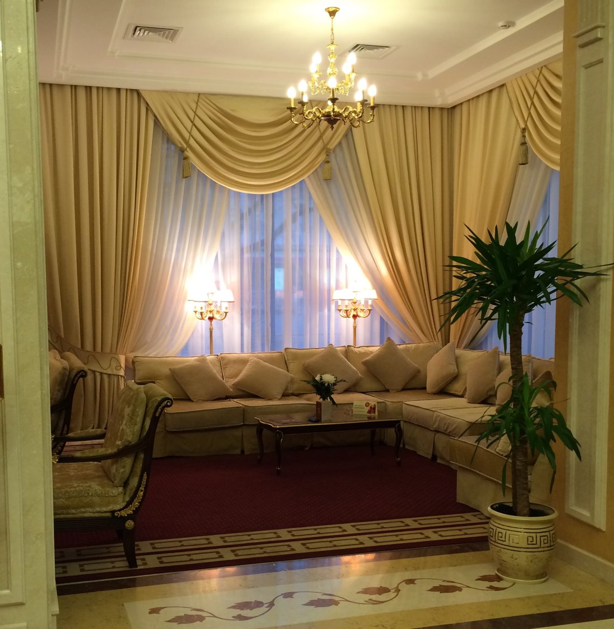 Современные шторы в Холл