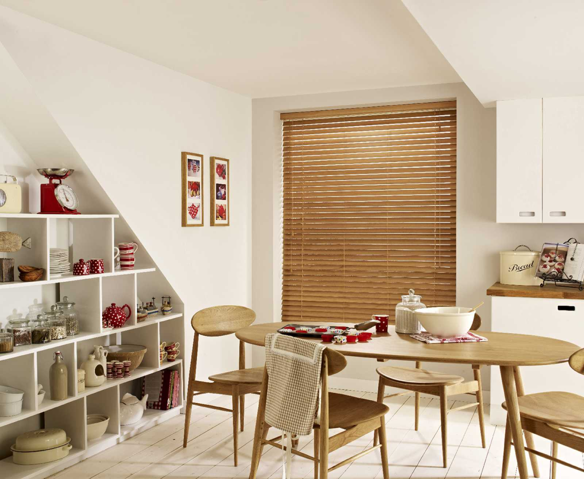 Жалюзи деревянные горизонтальные в интерьере детской