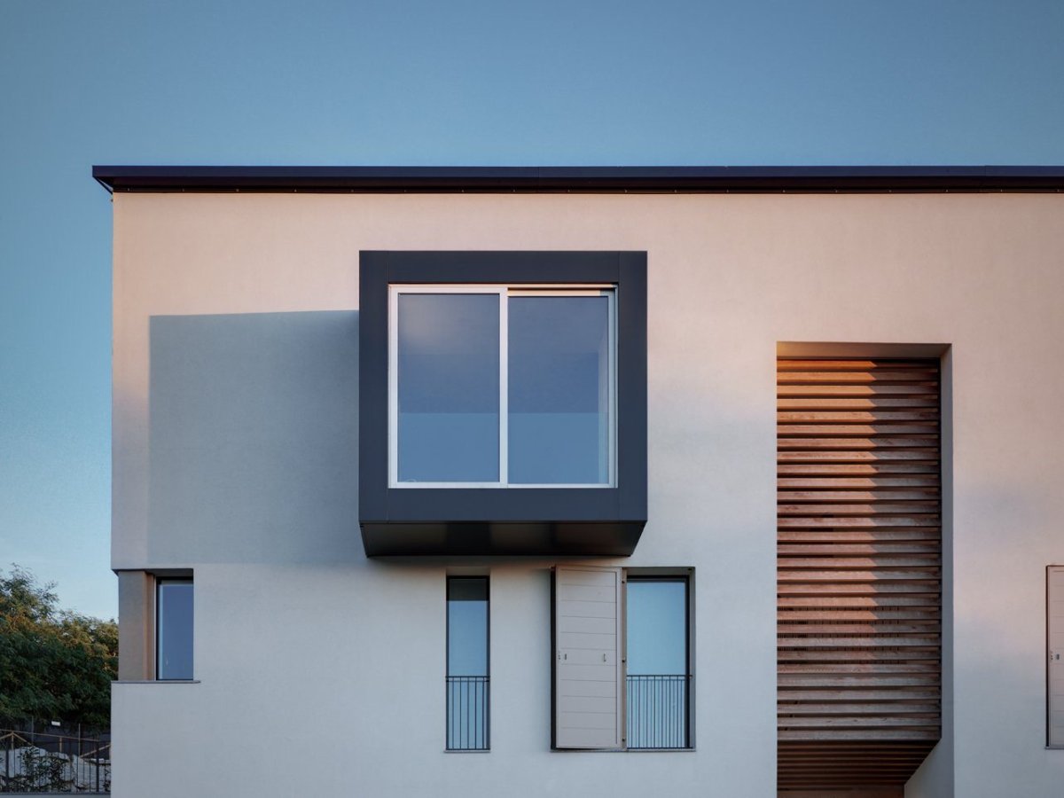 Выступающие окна на фасаде