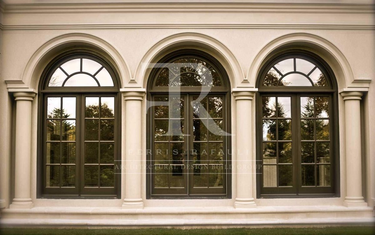 Фасад с арочными окнами