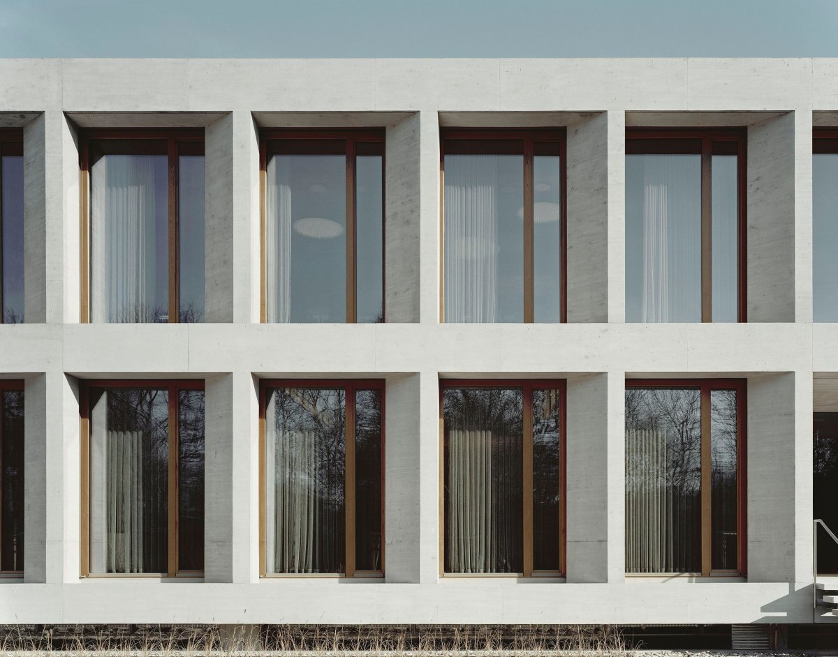 Узкие окна на фасаде