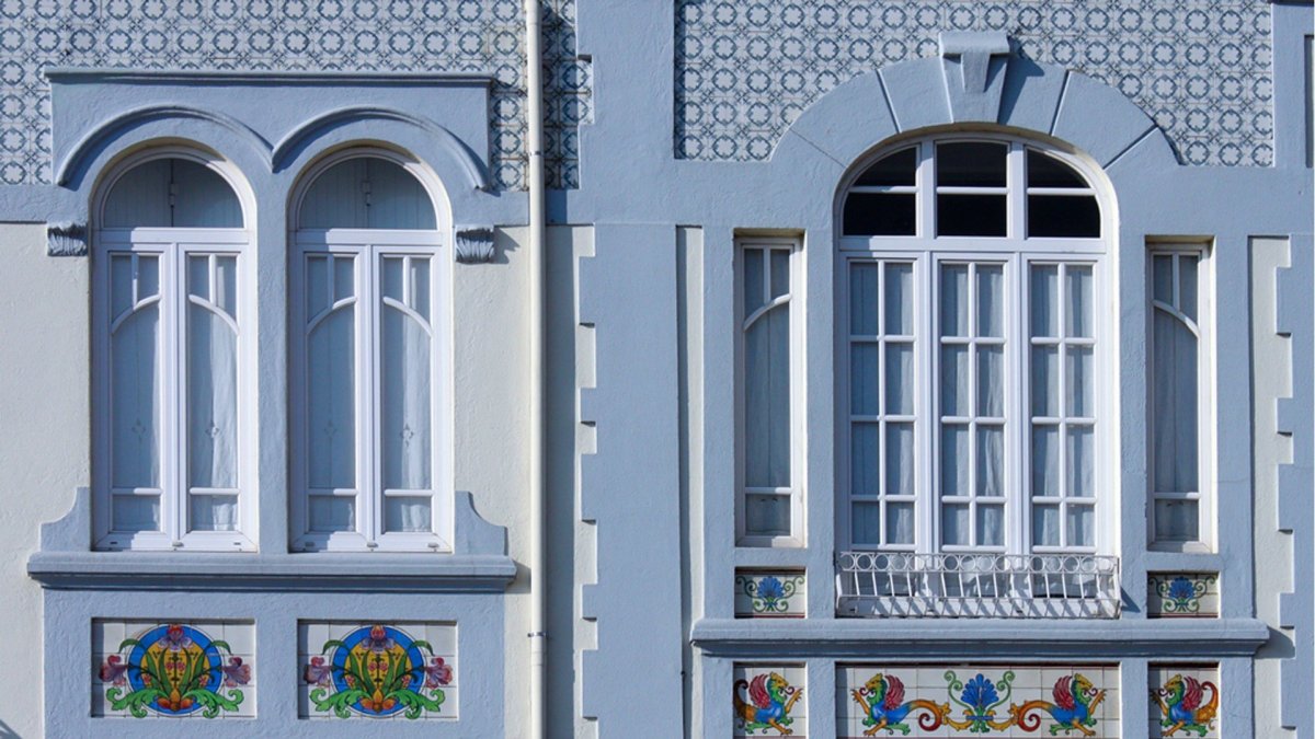 Украшение окон на фасаде