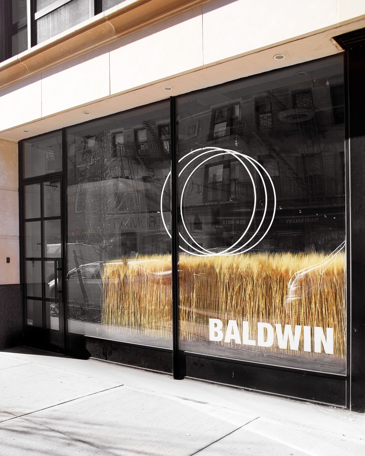 Стильный фасад магазина