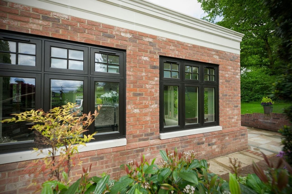 Окна серый антрацит красный кирпич