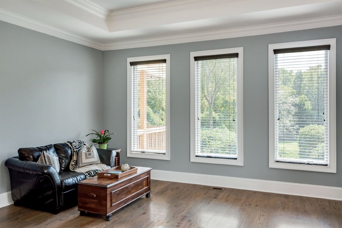 Пластиковое окно в интерьере стена