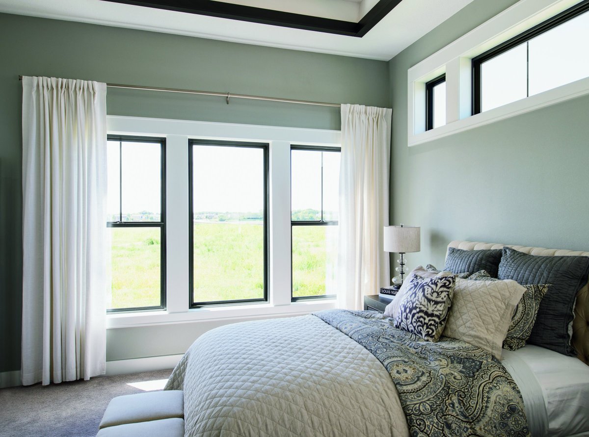 Темная спальня с окном