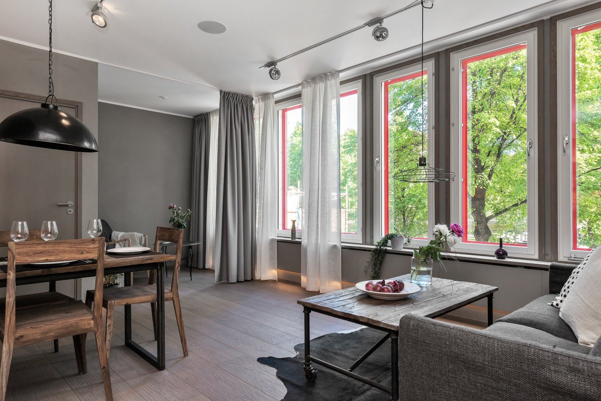 Серые оконные рамы в интерьере