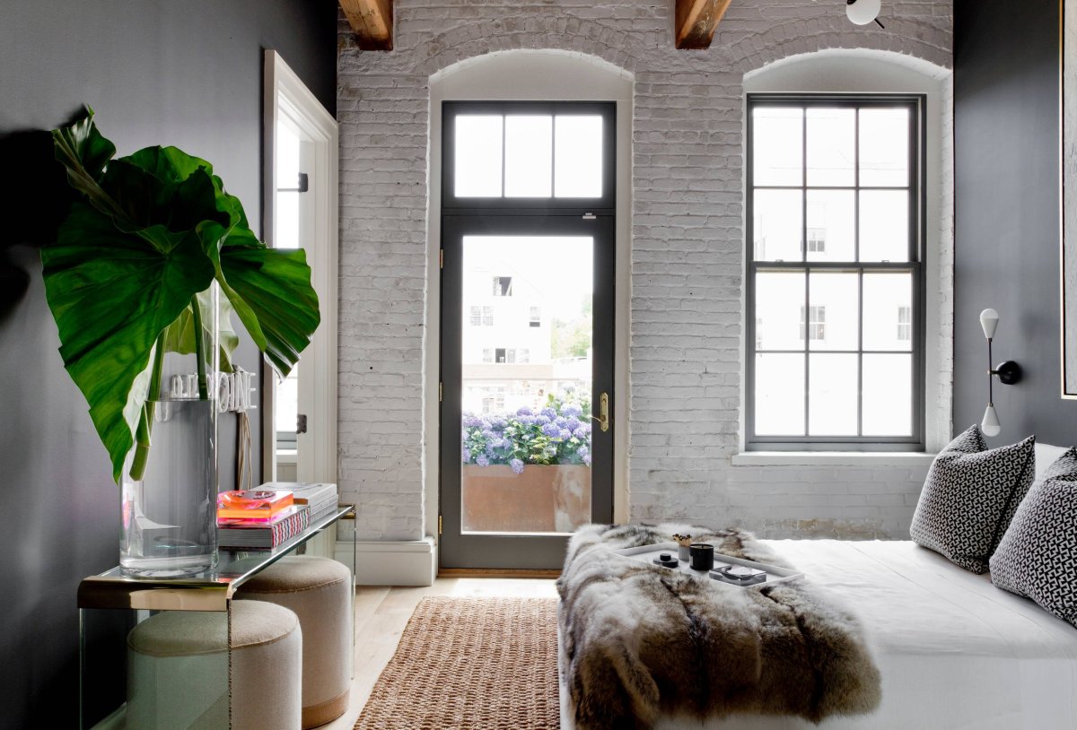 Черные окна в интерьере