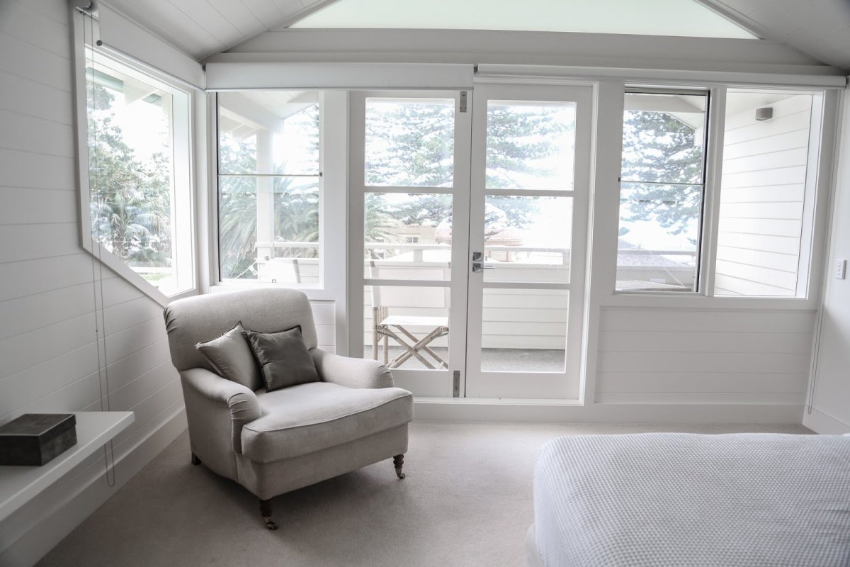 Серые окна в интерьере частного дома