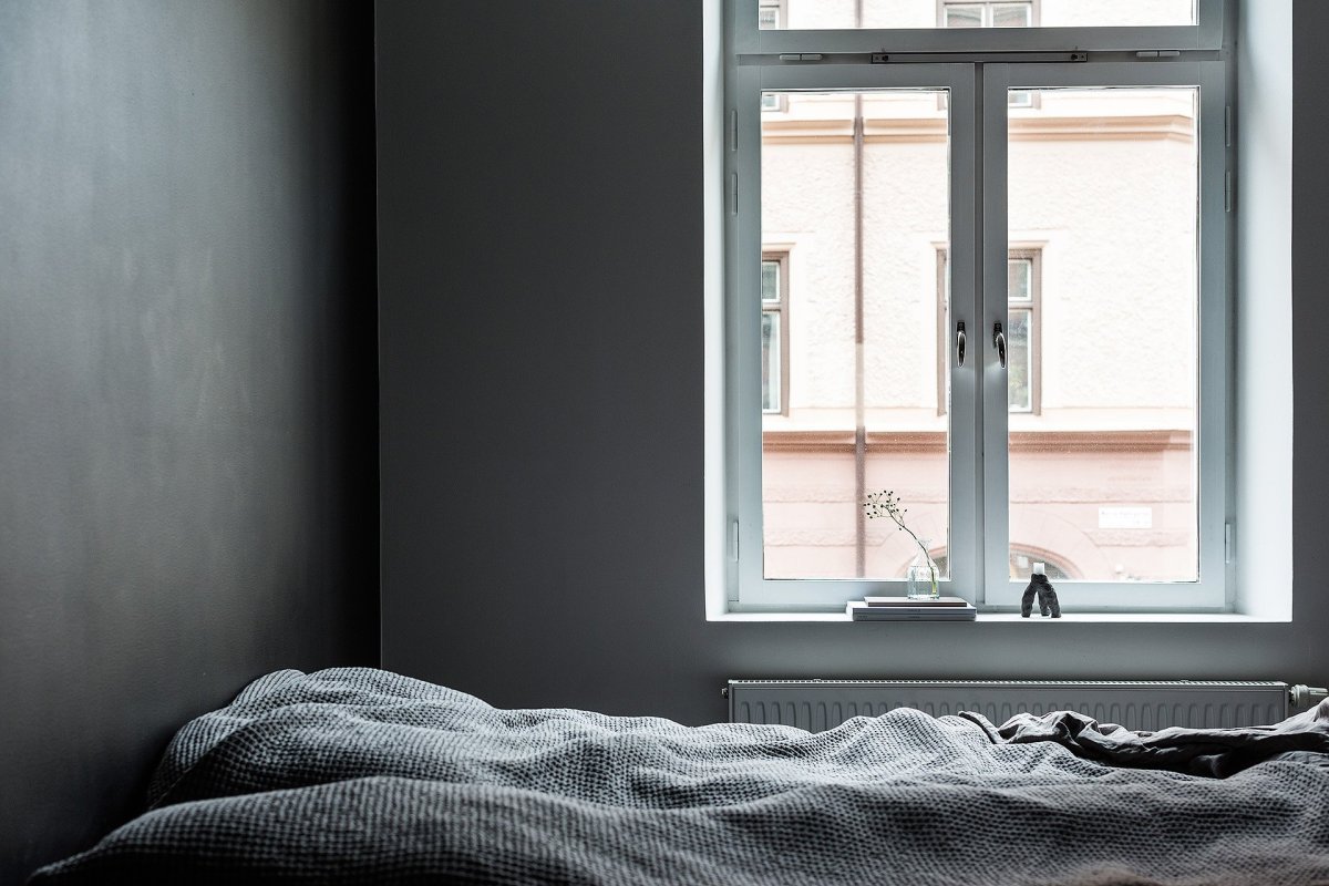 Серая комната с окном