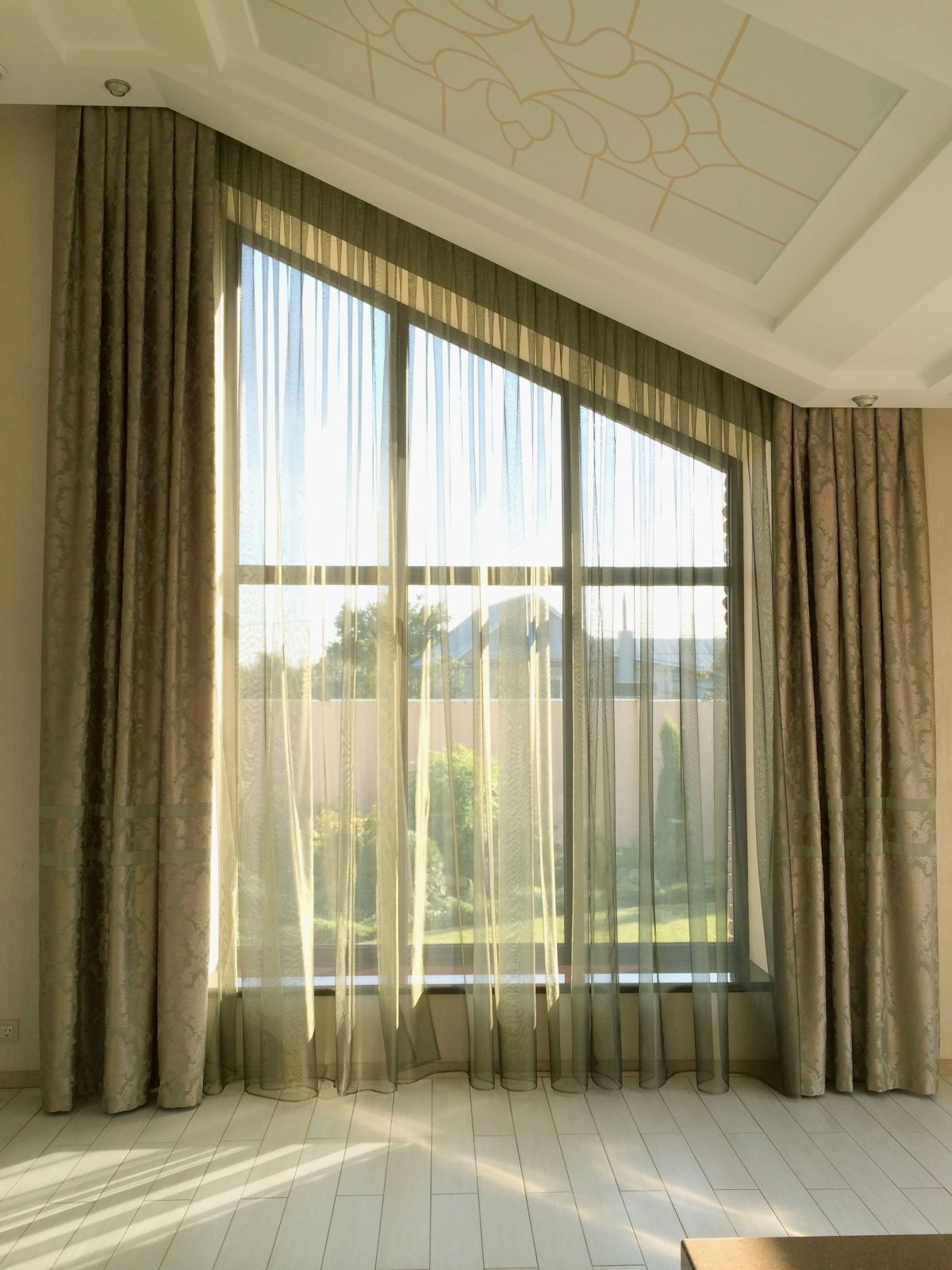 Шторы на скошенные окна