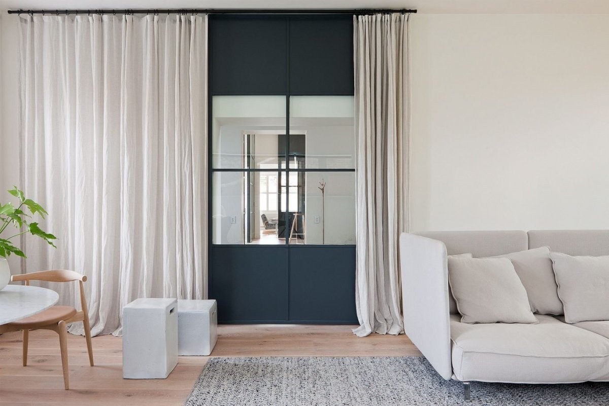 Дверь штора белая