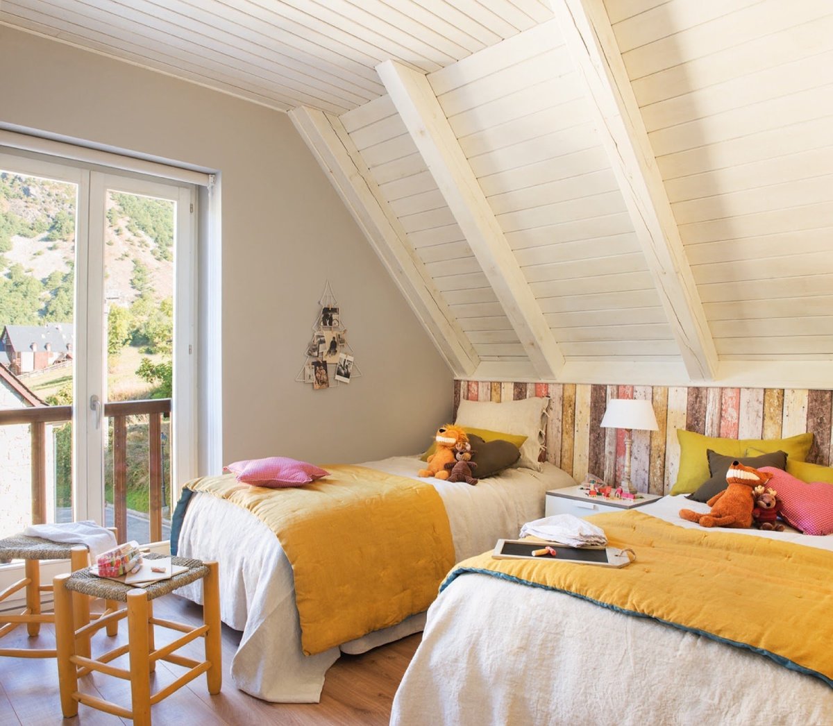 Евровагонка в интерьере мансарды