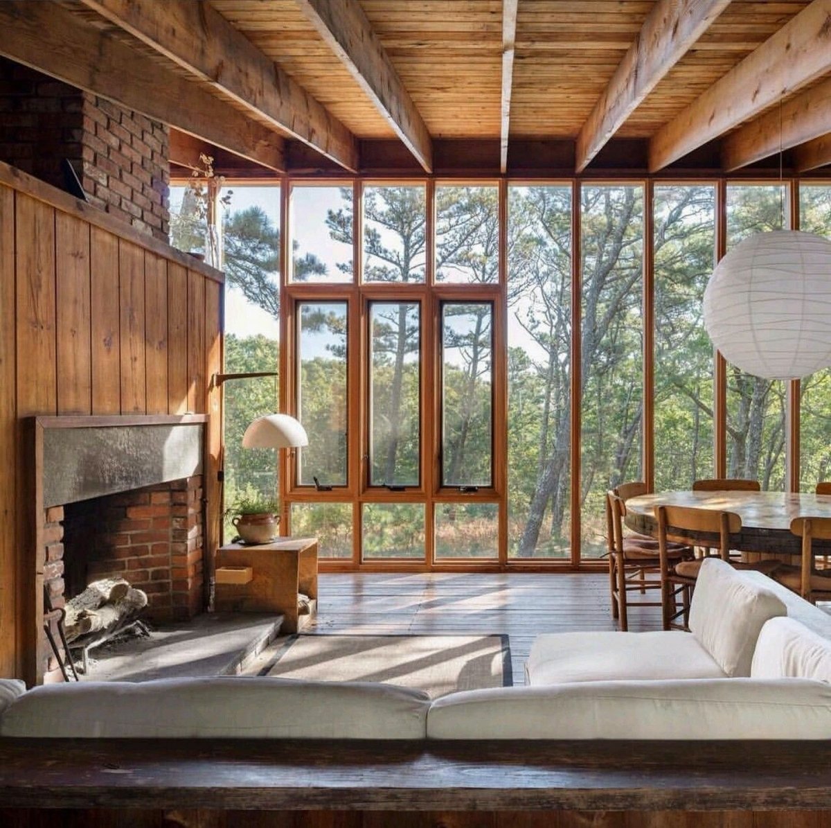 Деревянный дом с панорамными окнами