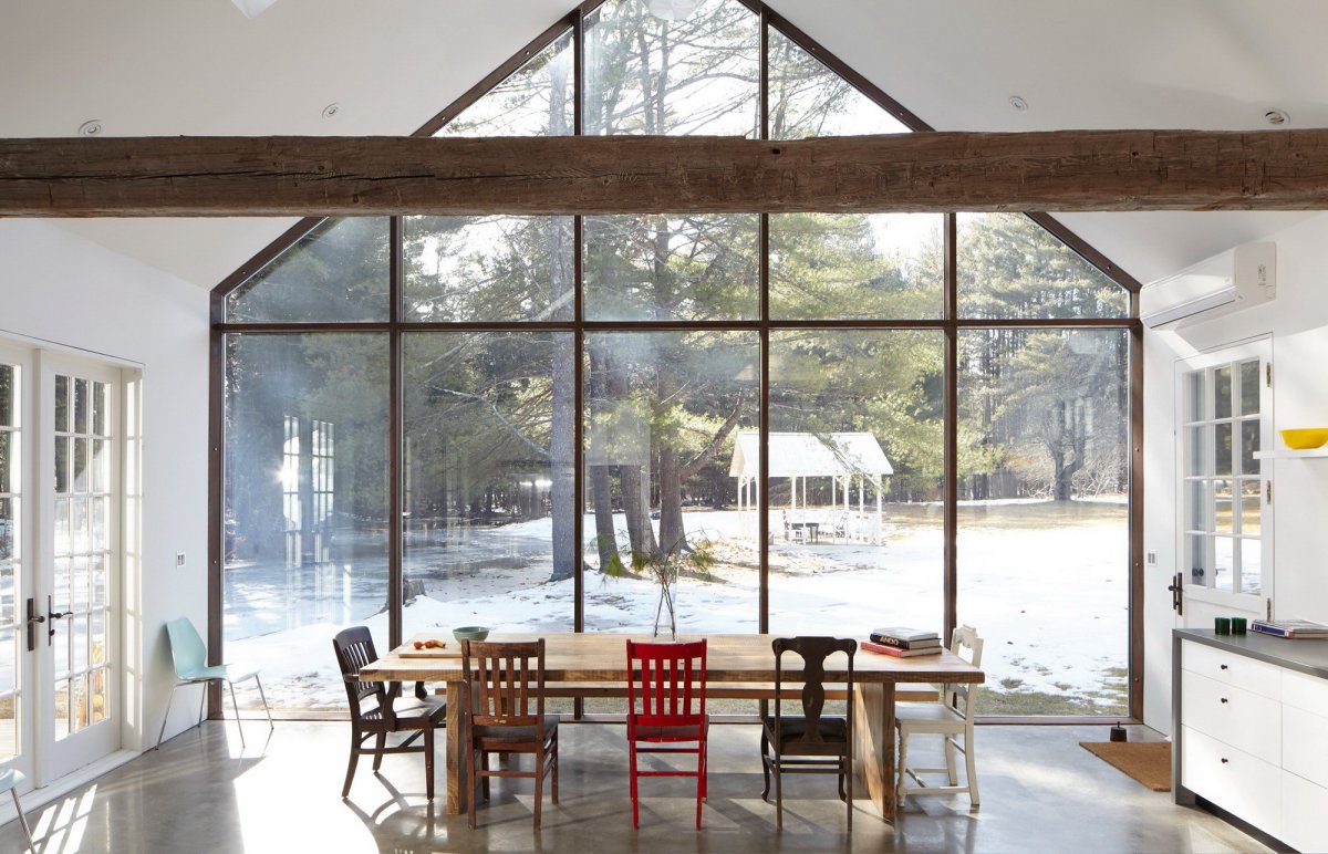 Домик с большими окнами