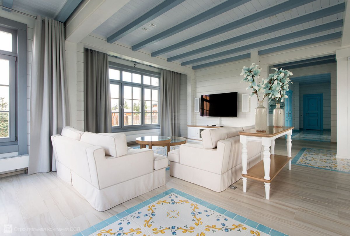 Голубая гостиная в деревянном доме