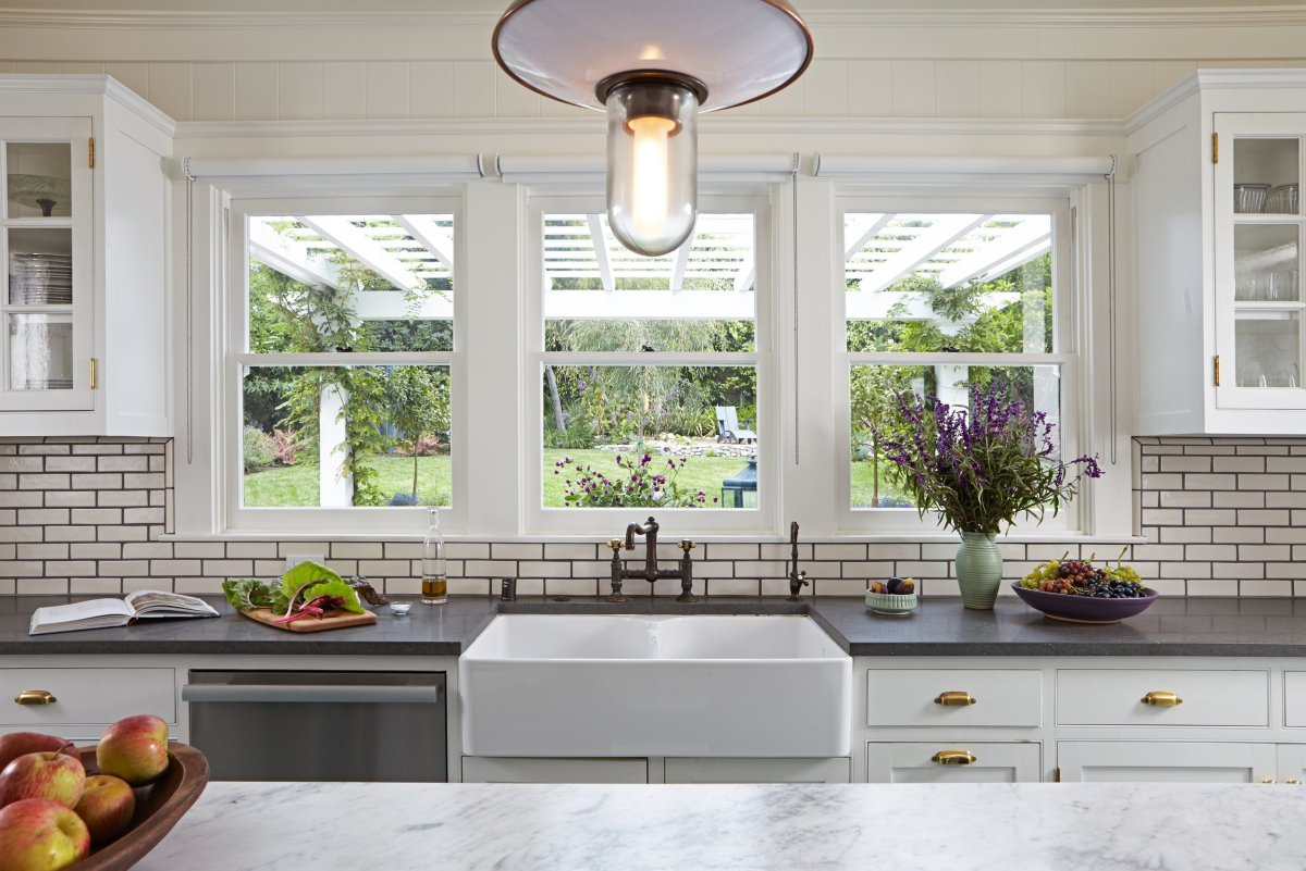 Кухня с окном в рабочей зоне