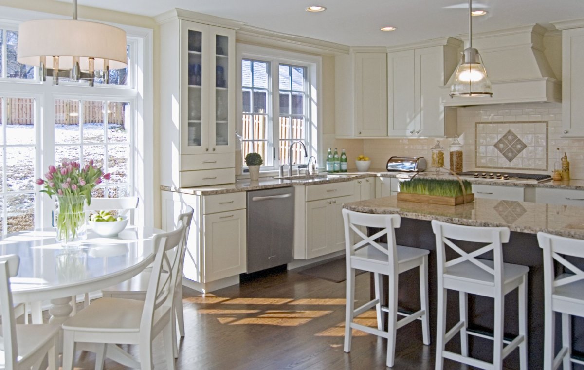 Белая кухня с окном