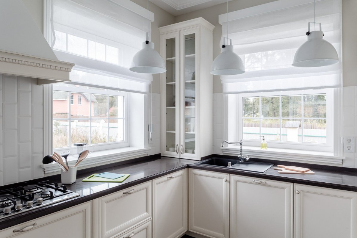 Окно на кухне американская классика