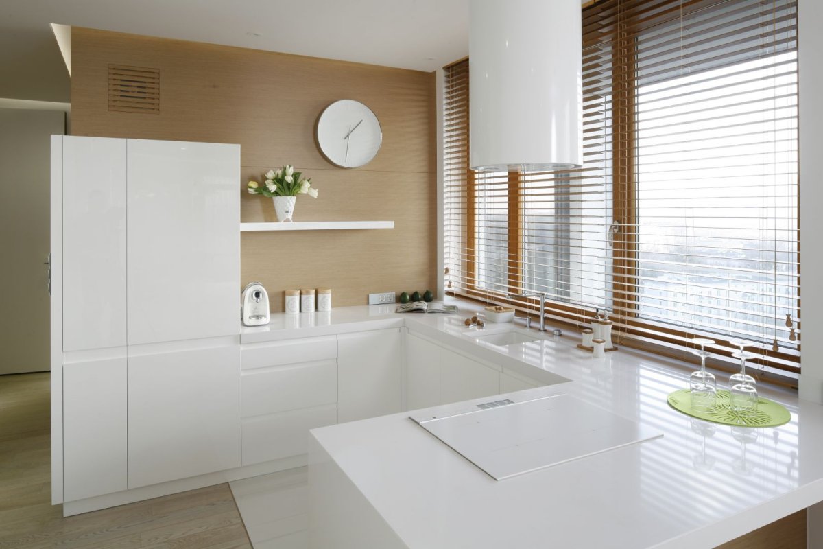 Кухня в стиле Минимализм с окном белая