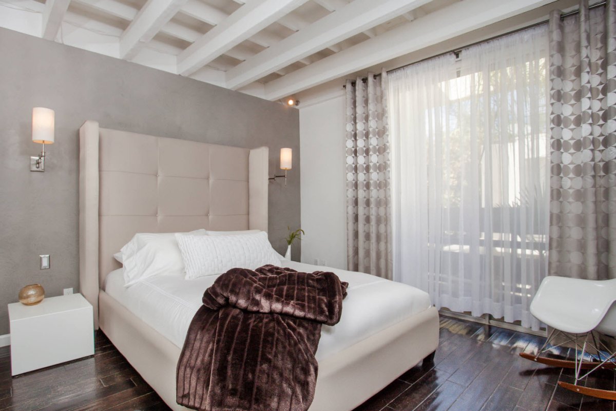 Тюль в спальню в современном стиле